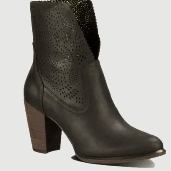 EUC UGG Thames Seaweed Perf Perforated Eyelet Ankle Boot Black Size 7.5 - Picture 1 of 11